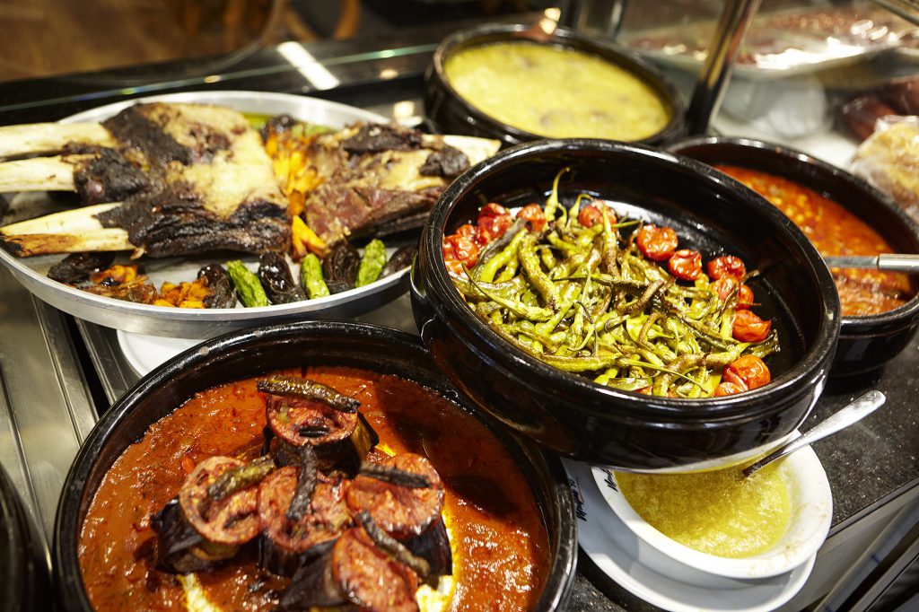 Gözde Yemek: Lezzetin ve Keyfin Buluştuğu Adres Malatya'nın gurur kaynağı olan Gözde Yemek, yemek deneyimi konusundaki özgün ve lezzetli yaklaşımıyla tanınır. İşletmemiz, lezzetin ve kalitenin buluşma noktası olarak Malatya'da saygın bir konumda yer alır. Hizmetlerimiz: Cenaze Yemeği: Zor zamanlarda müşterilerimize destek olmak ve anma yemeklerini özenle düzenlemek için buradayız. Davetiye & Etkinlik Yemekleri: Özel etkinliklerinizi unutulmaz kılmak ve davetlerinizi lezzetle süslemek için geniş bir menü sunuyoruz. Düğün & Nişan Yemeği: En özel anlarınıza tat katan özel düğün ve nişan yemekleri ile yanınızdayız. Mevlüt Yemekleri: Geleneksel tatlarımızla özel günlerinizi renklendiriyoruz. Tabldot Yemek: İş yerlerine ve toplu organizasyonlara hijyenik ve sağlıklı tabldot yemekleri sunuyoruz. Taşıma Yemek Servisi: İşletmenizin yemek ihtiyaçlarını taşıma yemek servisi ile karşılıyoruz. Neden Biz? Gözde Yemek olarak, lezzet, kalite ve güvenilirlik konularına büyük önem veriyoruz. Profesyonel ekibimiz ve yılların deneyimiyle, sizlere en iyi hizmeti sunmak için buradayız. Misafirlerimizin özel anlarını daha özel kılmak ve lezzetin tadını çıkarırken onları memnun etmek için buradayız. İletişim bilgilerimiz üzerinden bize ulaşın ve lezzet dolu bir deneyime adım atın.